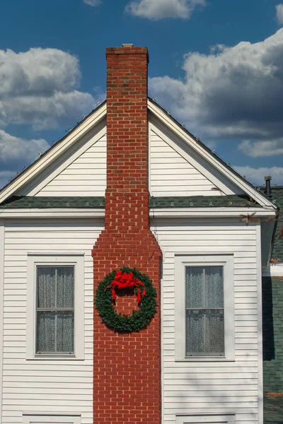 Белый Дом Рождественским Венком Брике Шимни — стоковое фото