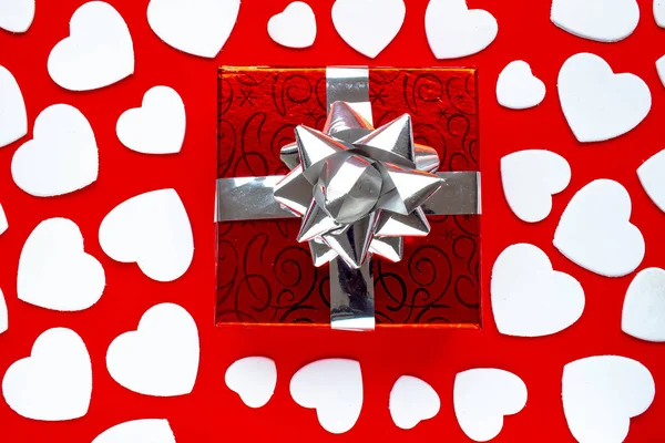白い心を持つ赤い背景のプレゼント バレンタインデー — ストック写真