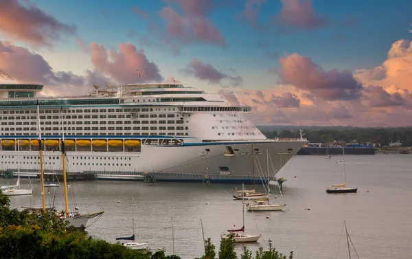 Front Luxury Cruise Ship Yellow Lifeboats Dusk — Stock Photo, Image