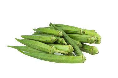 Beyaza izole edilmiş taze bamya yığını. 