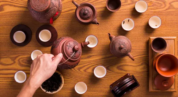 Hand Serving Chinese Tea — Stock Photo, Image