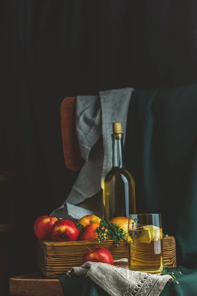 Elma Sirkesi Veya Meyve Çay Kutusunda Karanlık Vintage Rustik Tarzı — Stok fotoğraf