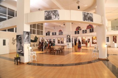 Fotoğraf sergisine gelen insanlar 