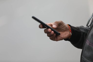 Cep telefonlu erkek model el.