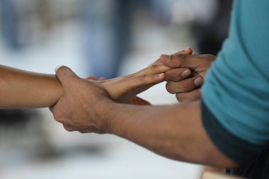 Sevgili çift el ele tutuşuyor, yakın çekim.