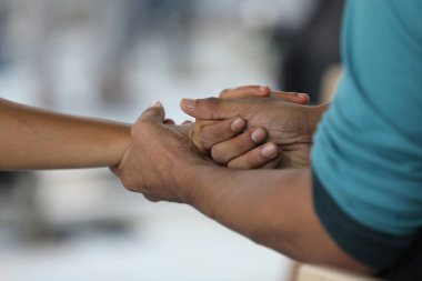 Sevgili çift el ele tutuşuyor, yakın çekim.