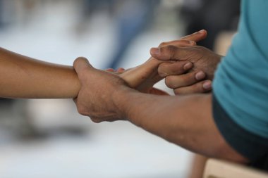Sevgili çift el ele tutuşuyor, yakın çekim.