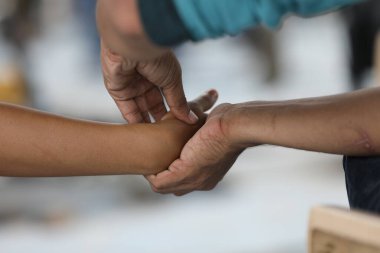 Sevgili çift el ele tutuşuyor, yakın çekim.