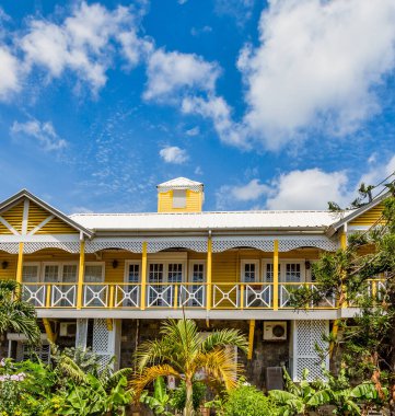 St Kitts 'teki Sarı ve Beyaz Bina