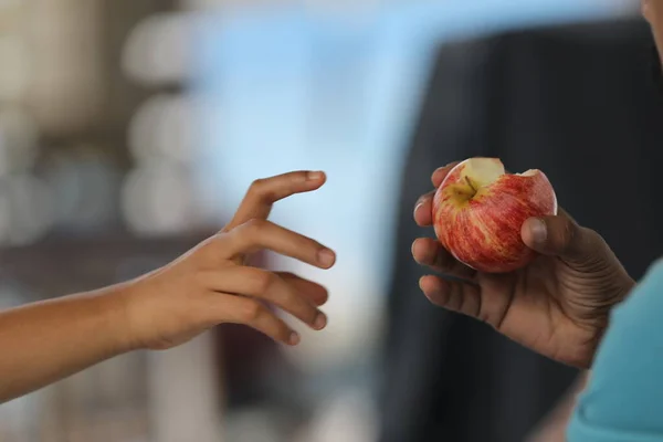 Man Holding Red Ripe Apple Her Hand — Stock Photo, Image