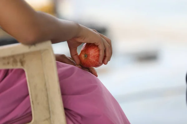 Kobieta Trzymająca Jabłko Zbliżenie — Zdjęcie stockowe