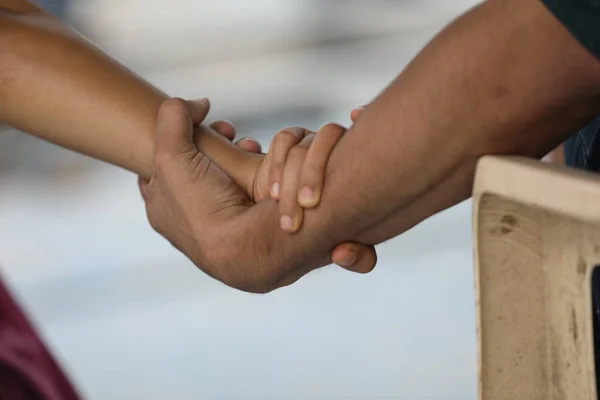 Loving Couple Holding Hands Closeup — Stock Photo, Image