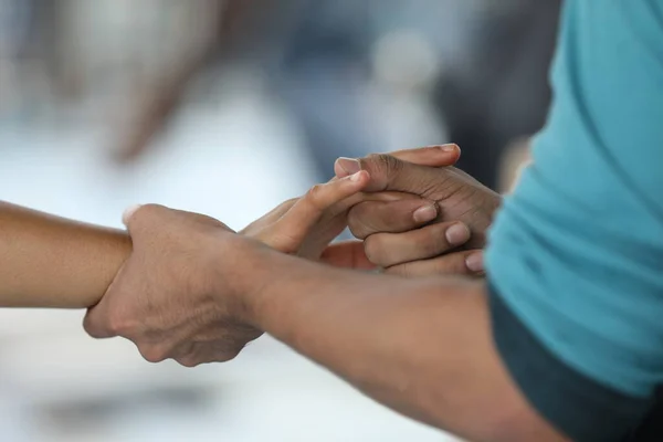 愛するカップル 手を握る クローズアップ — ストック写真