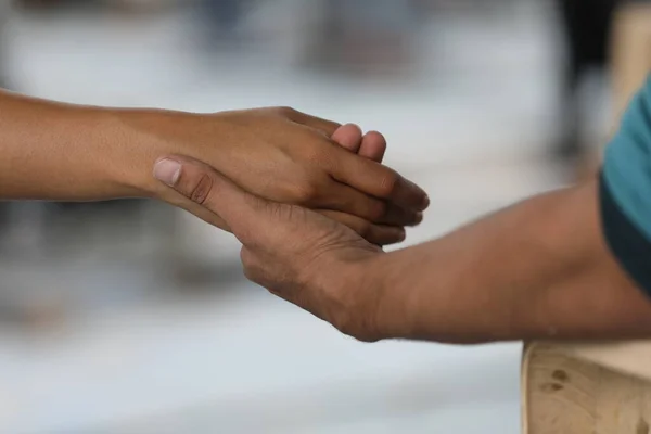 Liebendes Paar Händchen Haltend Nahaufnahme — Stockfoto