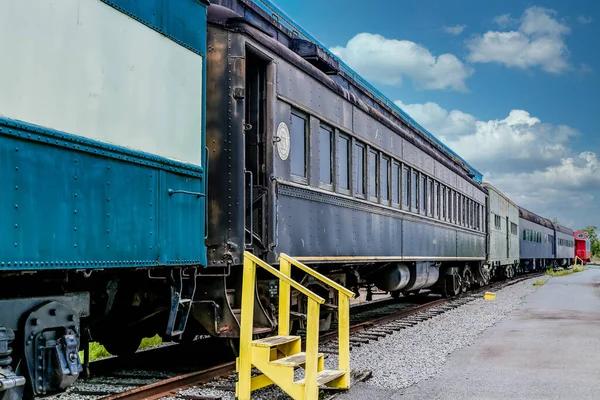 Gelbe Schritte Zur Alten Eisenbahn — Stockfoto