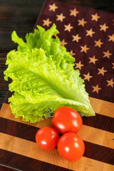 Groene Salade Tomaten Een Snijplank — Stockfoto