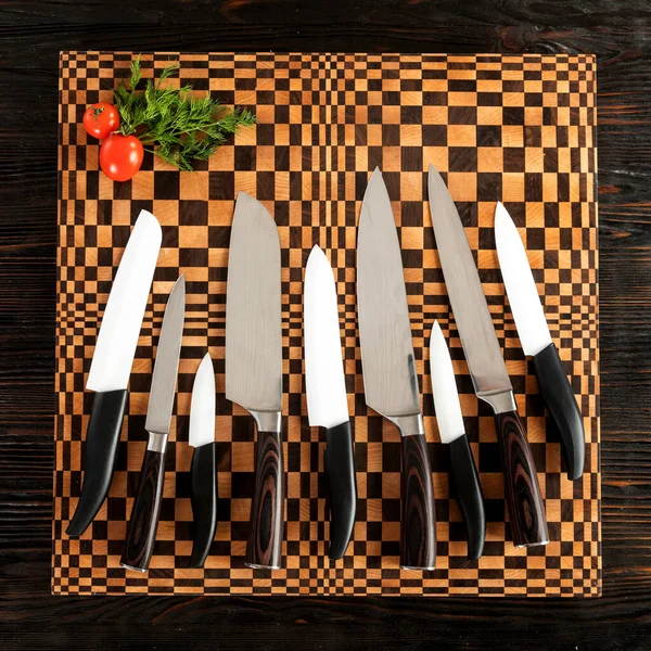 Een Set Van Hoge Kwaliteit Keukenmessen Een Snijplank — Stockfoto