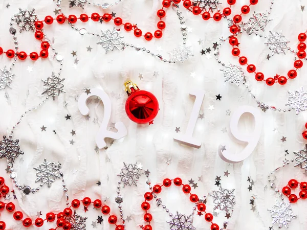 圣诞节和新年背景与数字 2019年 银色装饰和灯泡 — 图库照片