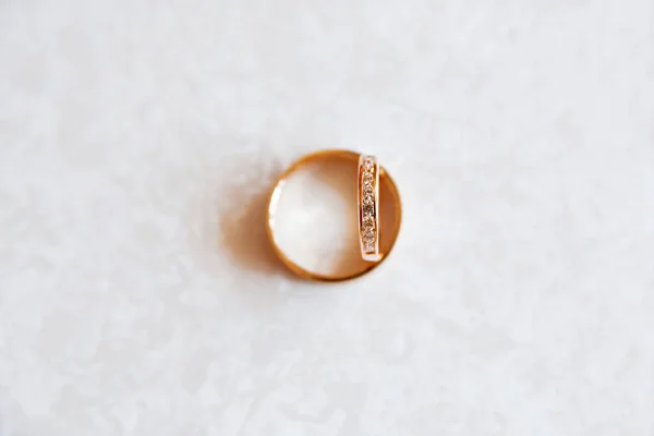 Anéis Casamento Dourados Com Diamantes Fundo Padrão Branco Símbolo Amor — Fotografia de Stock