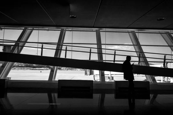 在机场用手机的人商人等着出发 — 图库照片