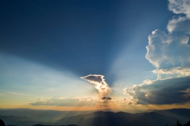 Yukarıdan gelen bulutların üzerinde gün batımı. Güzel doğa arkaplanı