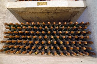 Şaraphanede kirli şarap şişeleri