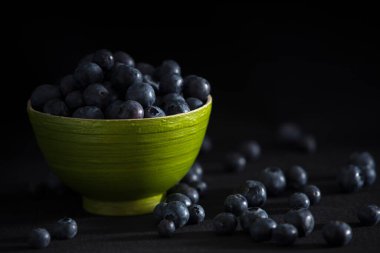 Taze olgun yaban mersinlerinin yakın görüntüsü