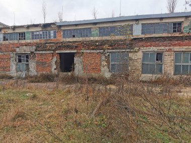 Terk edilmiş eski ve kirli fabrika harabesi