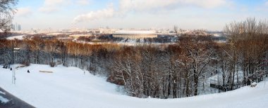 Panorama manzara gözlem güverte Moskova Devlet Üniversitesi (MSÜ) yakınındaki Luzhniki Stadı ve serçe tepeleri üzerinde. Kış güneşli gün. Moscow, Rusya Federasyonu.