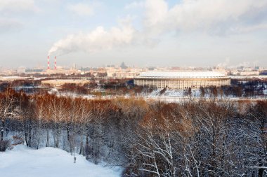 Moskova Devlet Üniversitesi (MSU) yakınlarındaki gözlem güvertesinden Luzhniki Stadyumu ve Sparrow Hills 'teki panorama manzarası. Kışın güneşli bir günde havadan şehir manzarası. Moskova, Rusya.