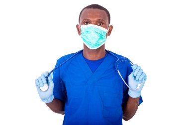 Maske ve steteskop takan genç bir doktorun portresi.
