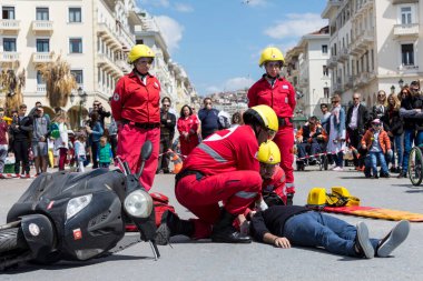İlk yardım, bir araba kazasında kurban kurtuluş