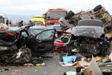 28 araç birbirine girdi.