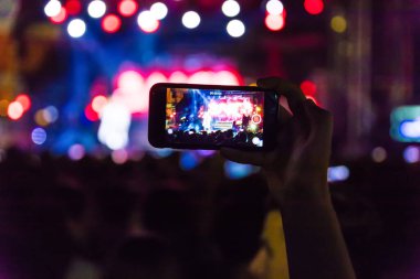 El ile bir akıllı telefon kayıtları canlı müzik festivali