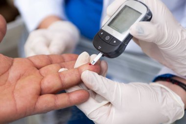 Kan şekerini yakından ölçüyorum.