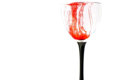 Beyaz arka planda bir bardak su