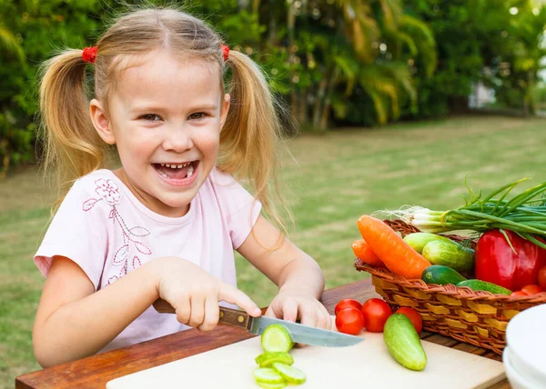 Gadis Kecil Memotong Sayuran Untuk Salad Konsep Makanan Sehat — Stok Foto