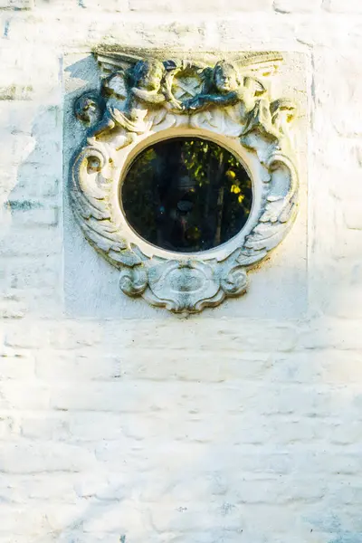 Okrągłe Okno Lub Otwór Białej Ceglanej Ścianie Brugii — Zdjęcie stockowe