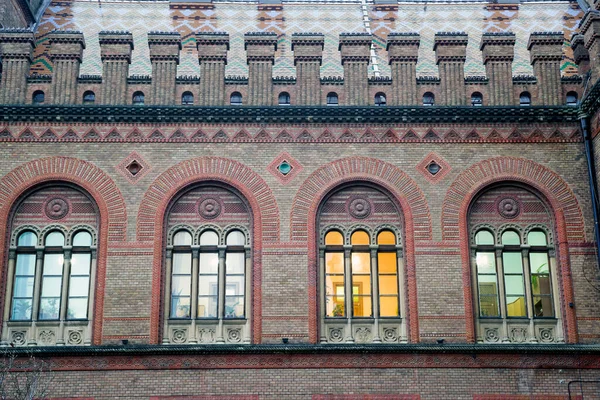 Gewölbefenster Baudetails Aus Rotem Backstein — Stockfoto