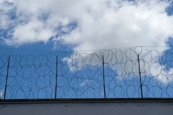 Ściana Ogrodzenie Więzienia Drut Kolczasty — Zdjęcie stockowe