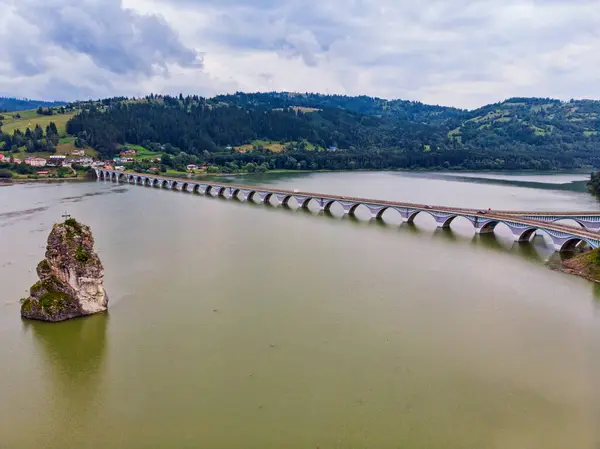 Ponte Sobre Rio Vale Montanha — Fotografia de Stock
