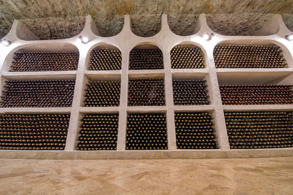 Стена Винных Бутылок Винодельне — стоковое фото