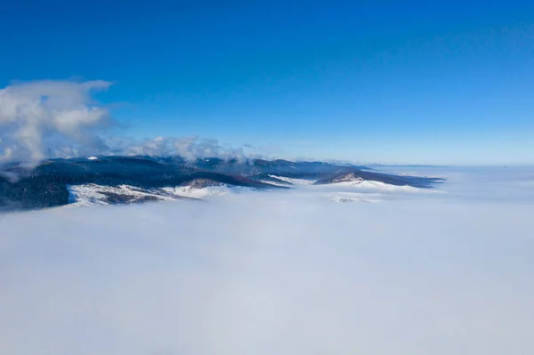 在雾蒙蒙的山谷上空盘旋的无人驾驶飞机 — 图库照片