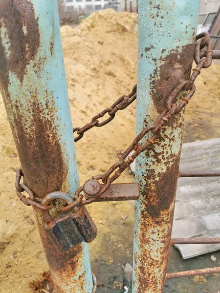 Old Rusty Padlock Closed Gates — Stock Photo, Image