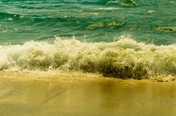 Onde Che Infrangono Una Spiaggia Con Sole Mare Blu Ecuador — Foto Stock