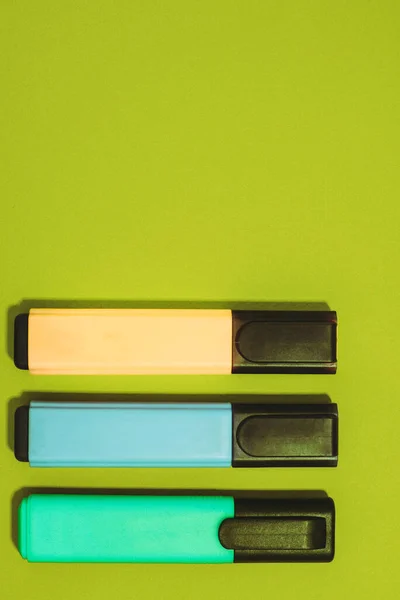 Marcadores Multicolores Sobre Fondos Coloreados — Foto de Stock
