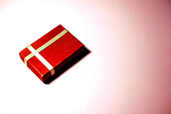 Rote Geschenkschachtel Auf Rosa Hintergrund — Stockfoto