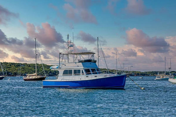 Blå Och Vitfiskebåtar Förankrade Bay — Stockfoto