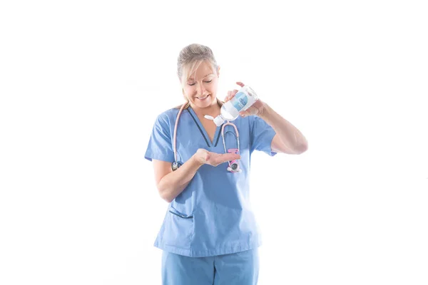 Sjuksköterska Som Använder Eller Demonstrerar Handdesinfektionsmedel — Stockfoto