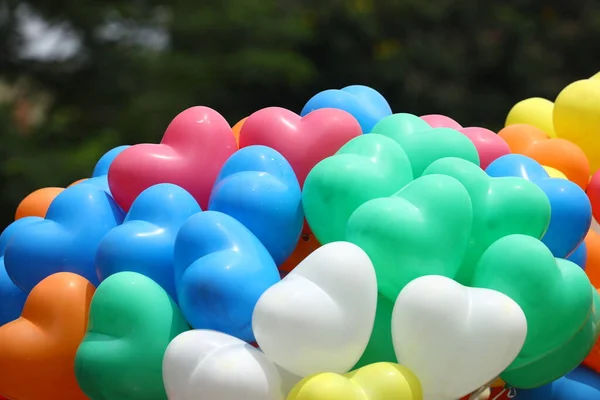 街上到处都是色彩斑斓的气球 — 图库照片